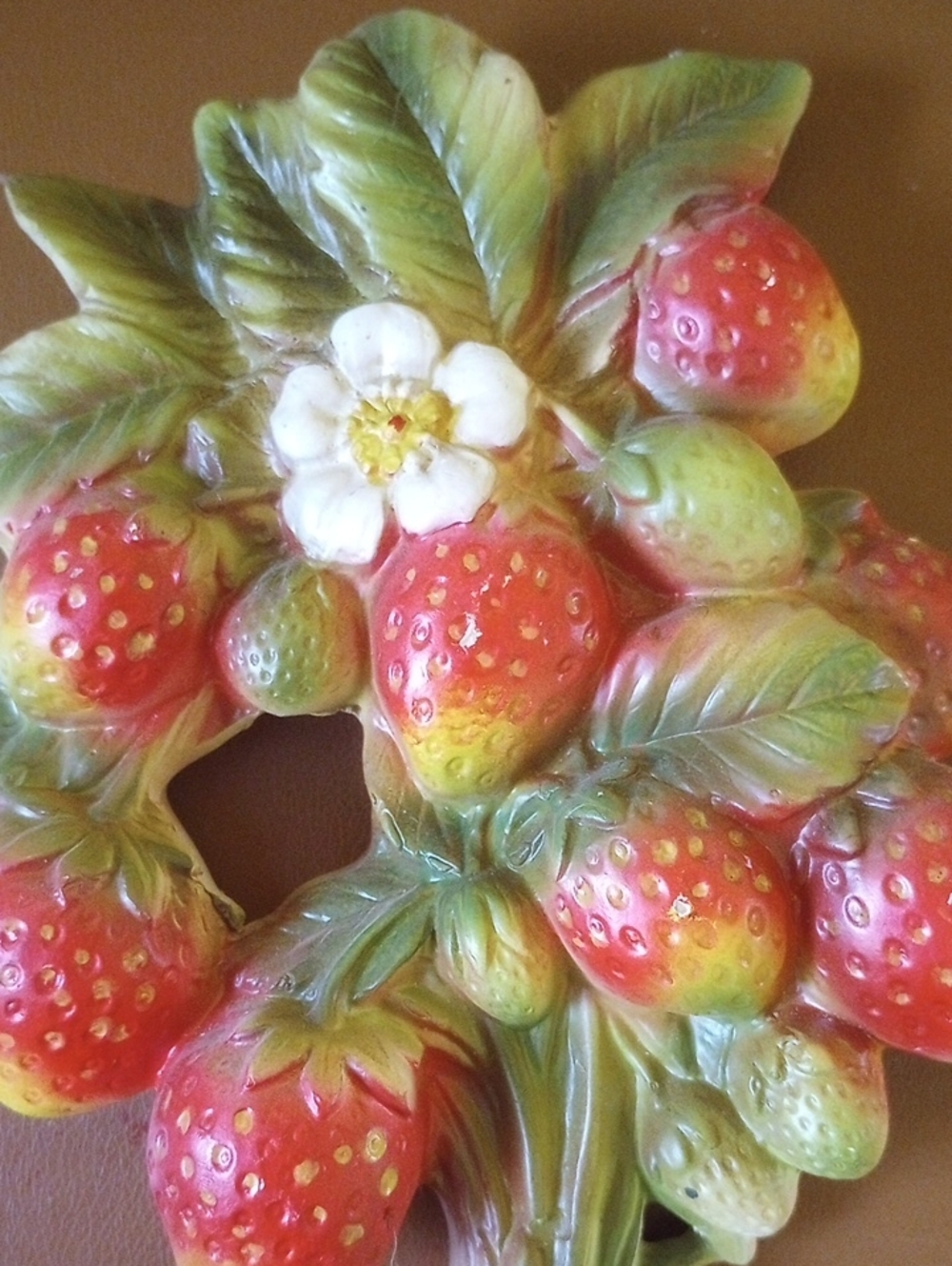 Della Robbia Vintage Ceramic Strawberry & Floral 3D Art. Red Green White Yellow - Picture 2 of 4
